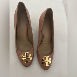 Tory Burch Blush Oak Raleigh Pump runway gold logo dress shoes rare heels